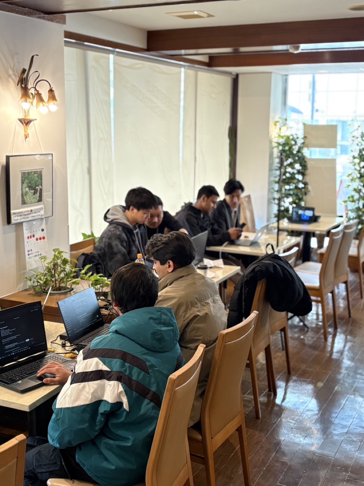 SUPROUTのスペースで作業する参加者たち
